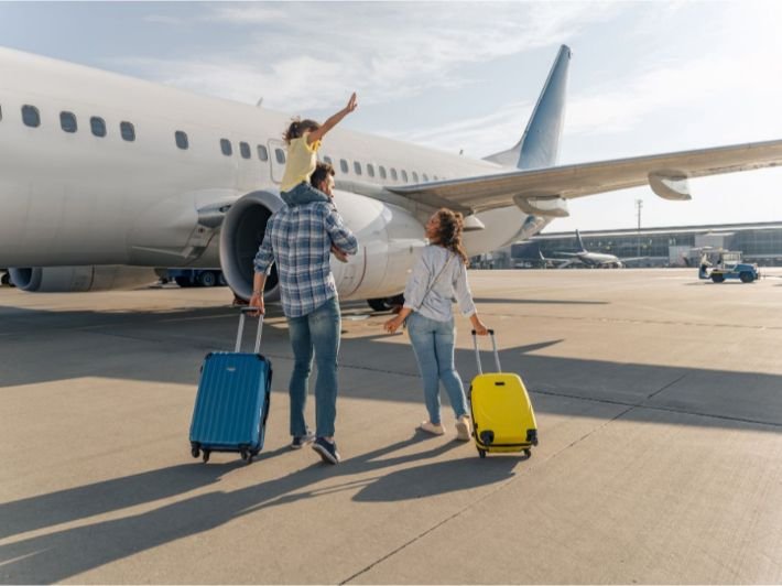 مسافر يستعد لرحلة بعد حجز التذاكر من موقع Kiwi – تجربة سفر مريحة وسهلة